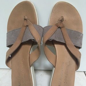 Emu sandals Size 6 runs small
